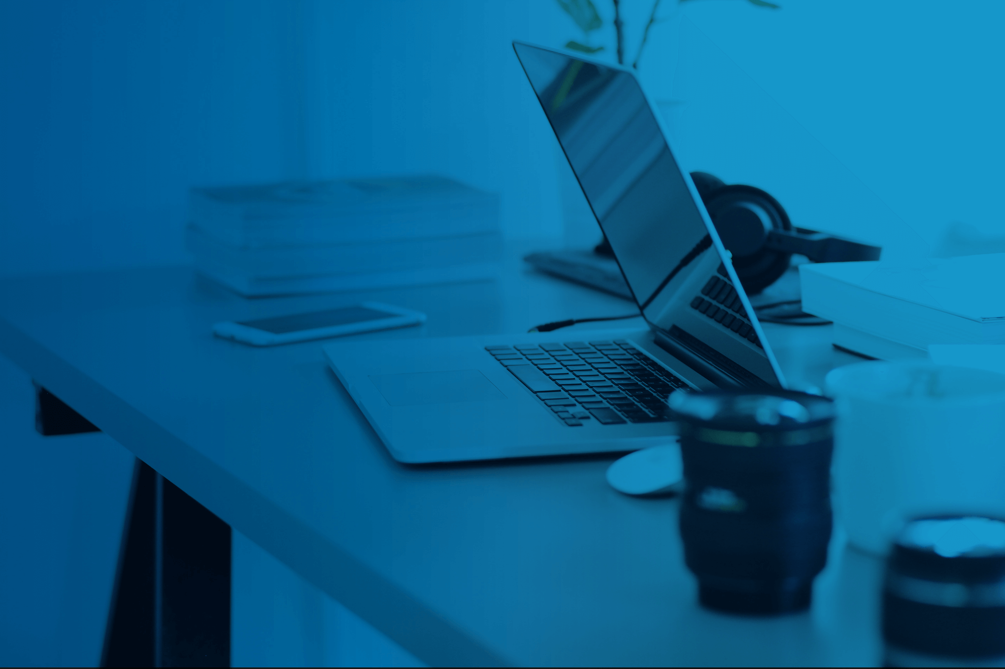 Anders Brilliant | Dekobild Schreibtisch mit Laptop | Blaues Overlay